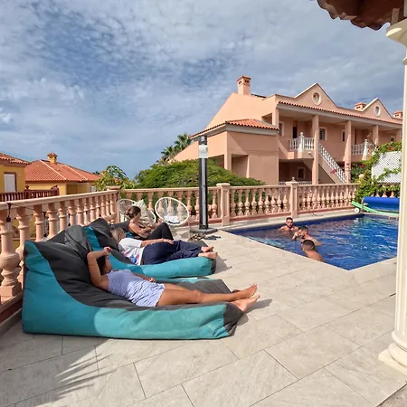 Duque Nest Hostel *